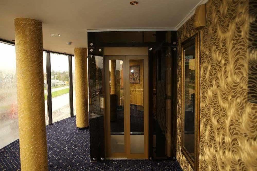 ברטיסלאבה Hotel Kotva מראה חיצוני תמונה